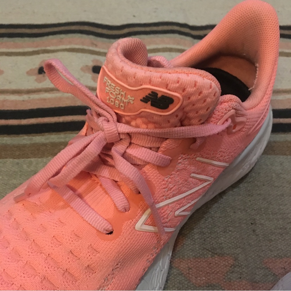 New Balance women’s 7.5 Fresh Foam 1080 Pink & White NB sneakers athletic GUC - Picture 5 of 12